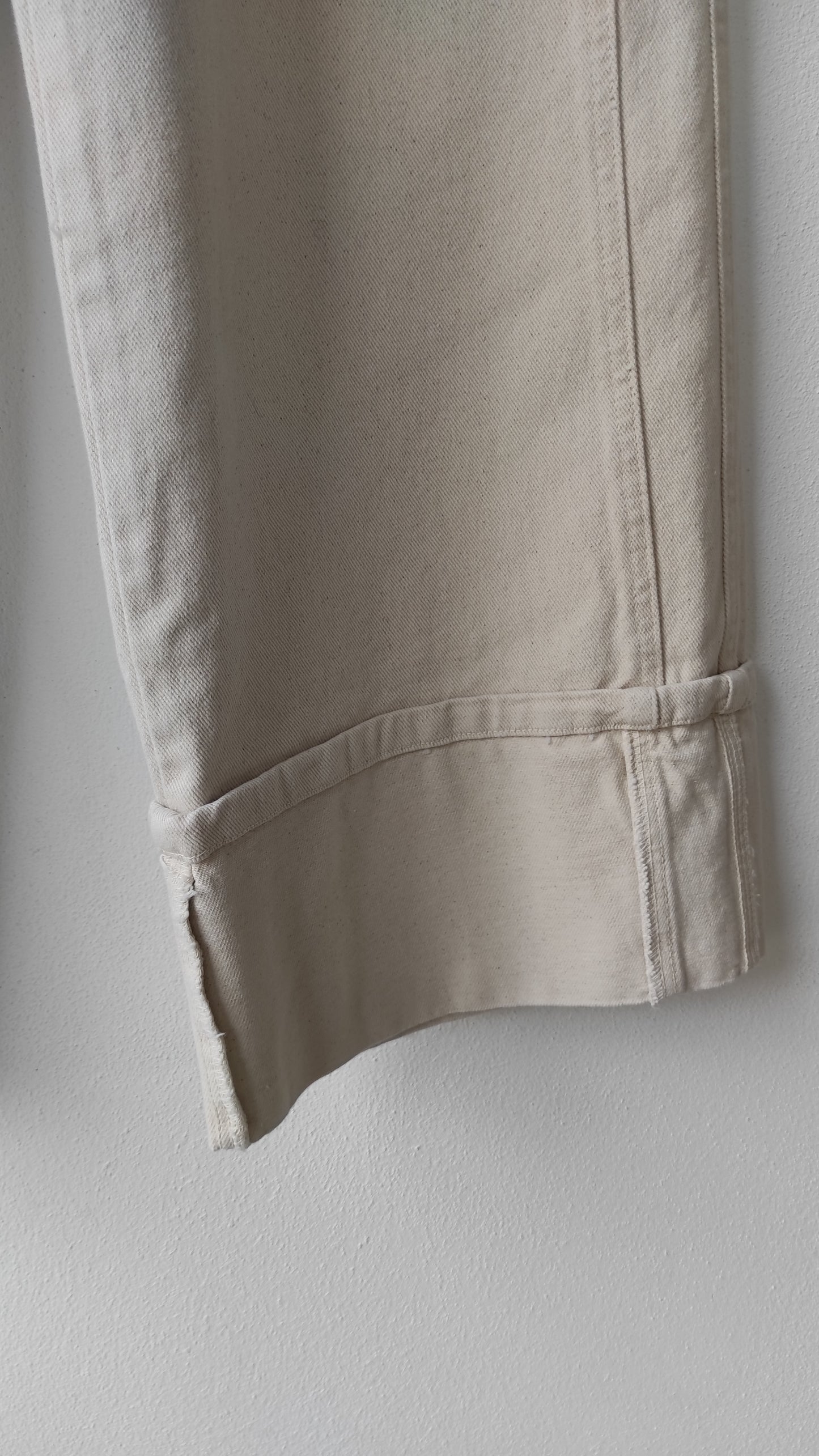 JEANS GAMBA LARGA CON CUCITURA