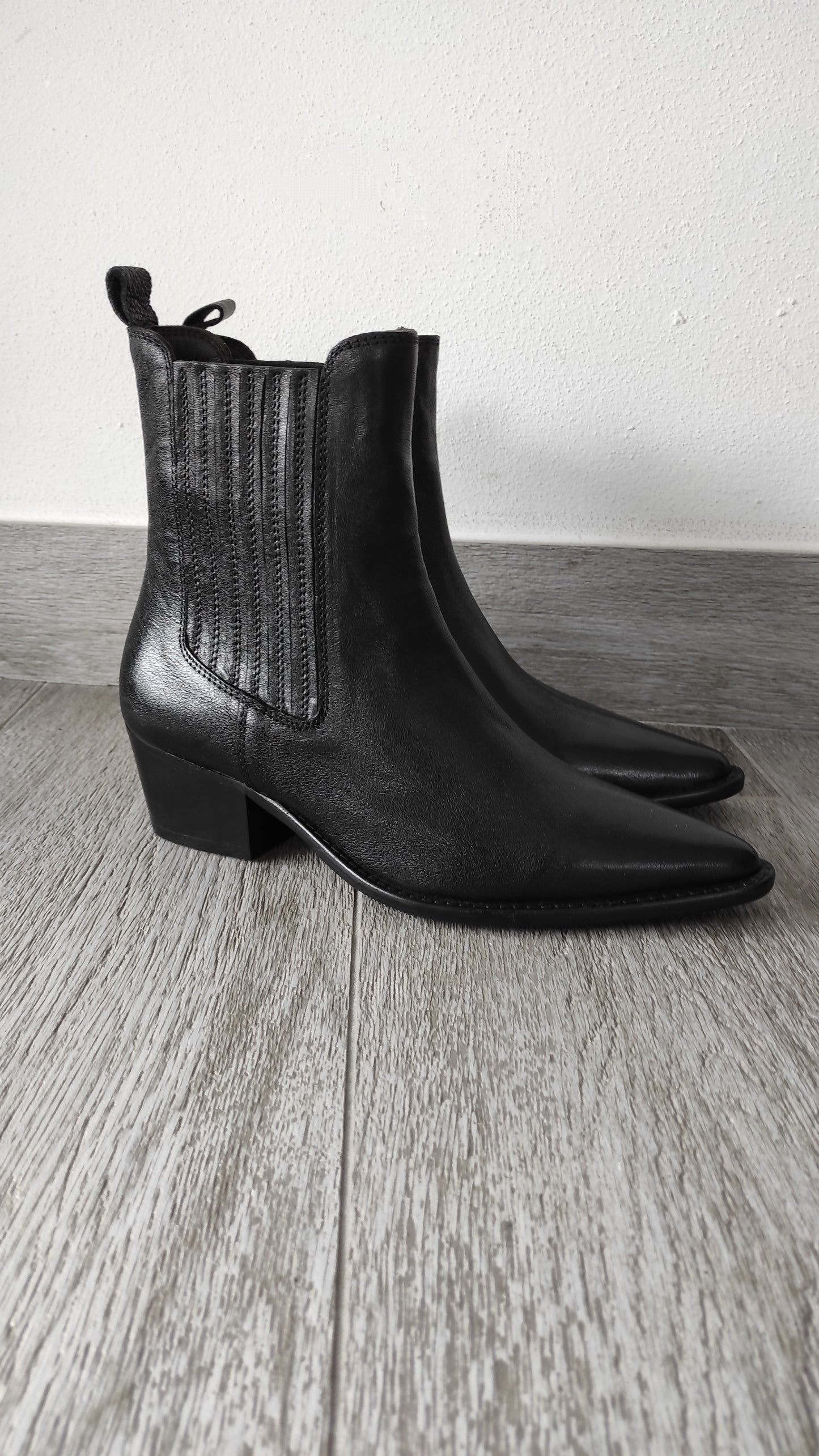 STIVALETTI IN PELLE NERA