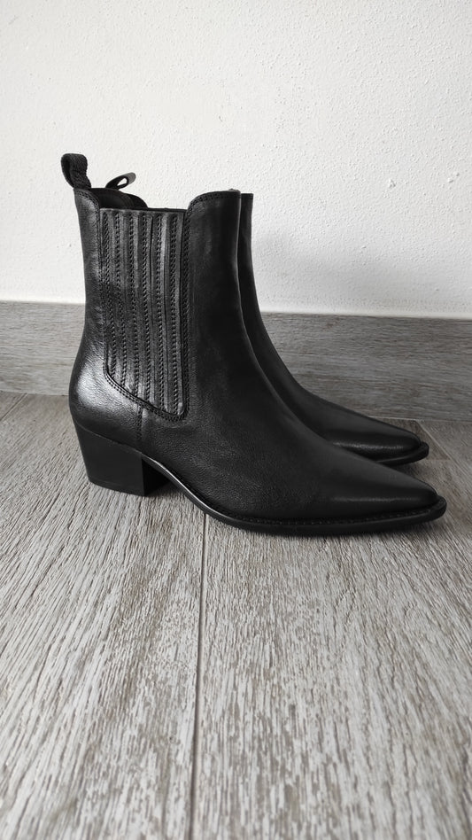 STIVALETTI IN PELLE NERA